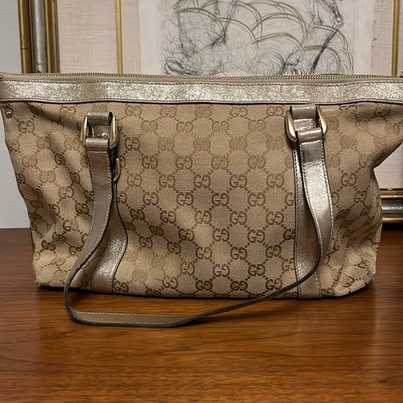 Gucci Abbey Monogram Tote - Picture 5 of 14